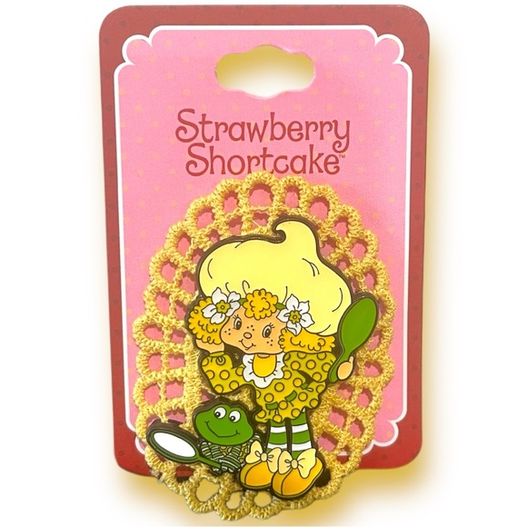 Strawberry Shortcake Lemon Meringue Lace Doily Enamel Pin - Picture 1 of 3